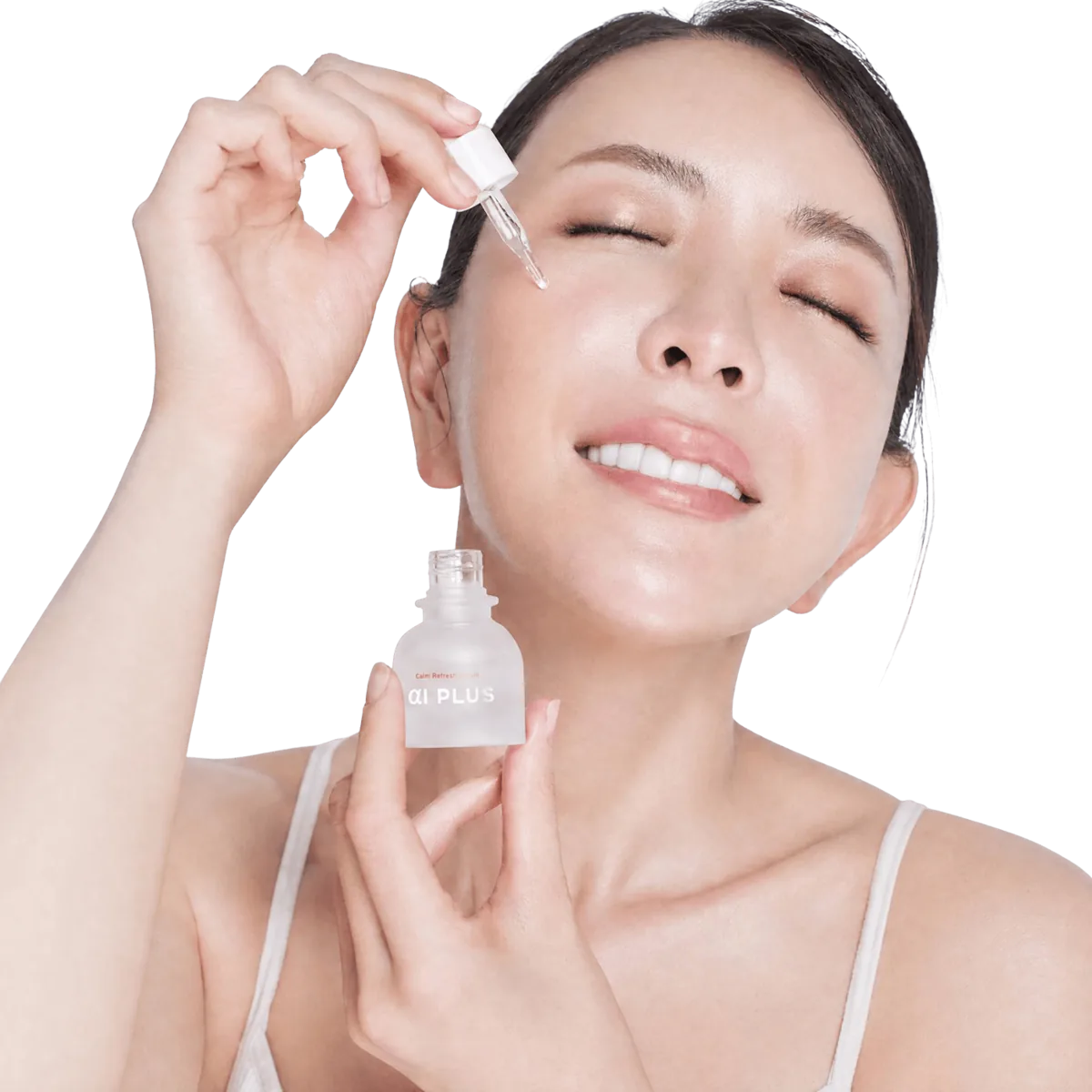 αI PLUS の施術後専用スキンケアを使う女性
